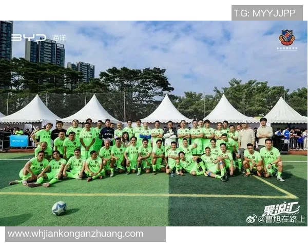 香港足球明星队迎战大连队激情对决展现足球魅力与团队精神